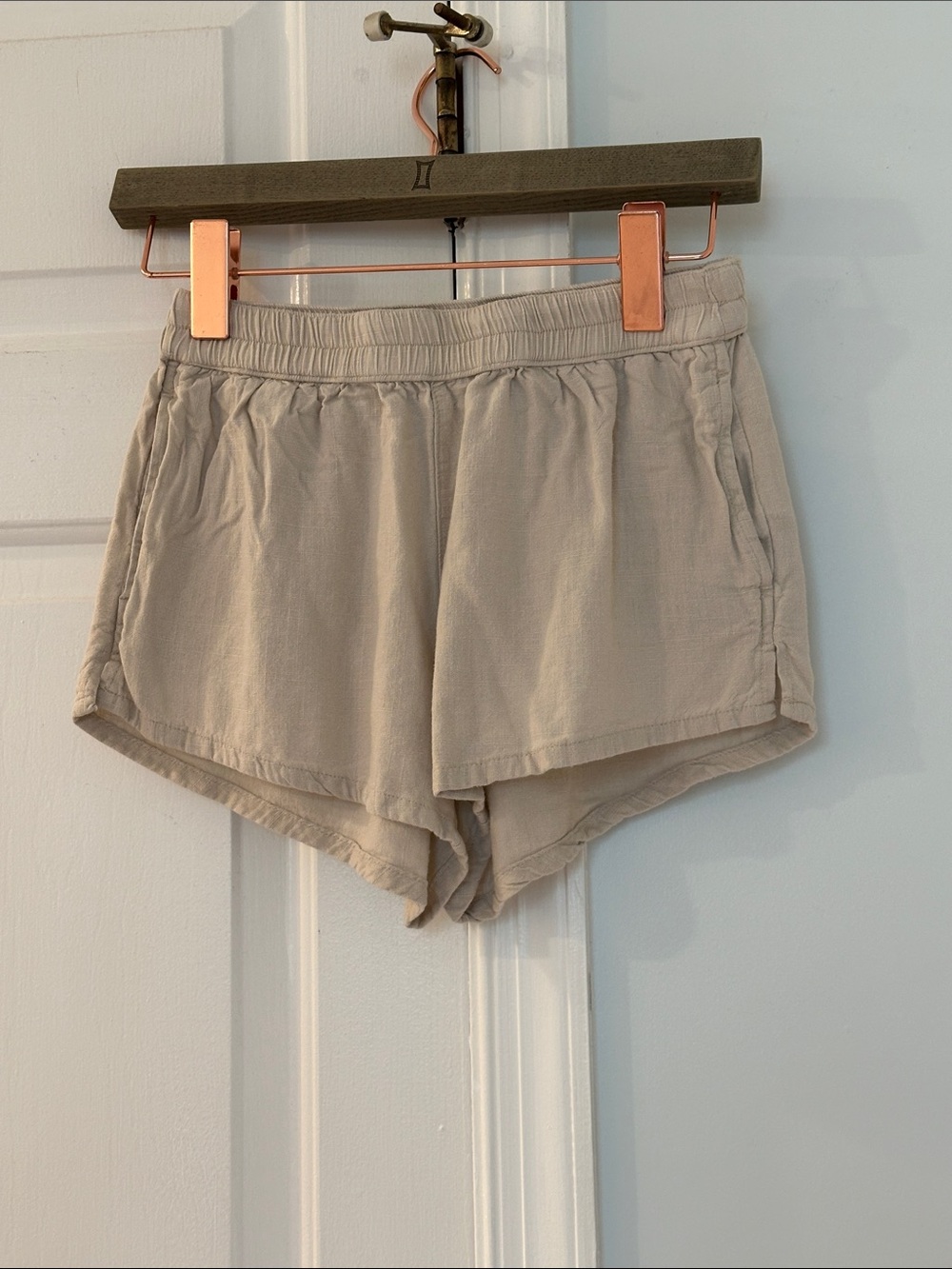 Abercrombie & Fitch Light Cream Elastic-Waist Athletic Shorts